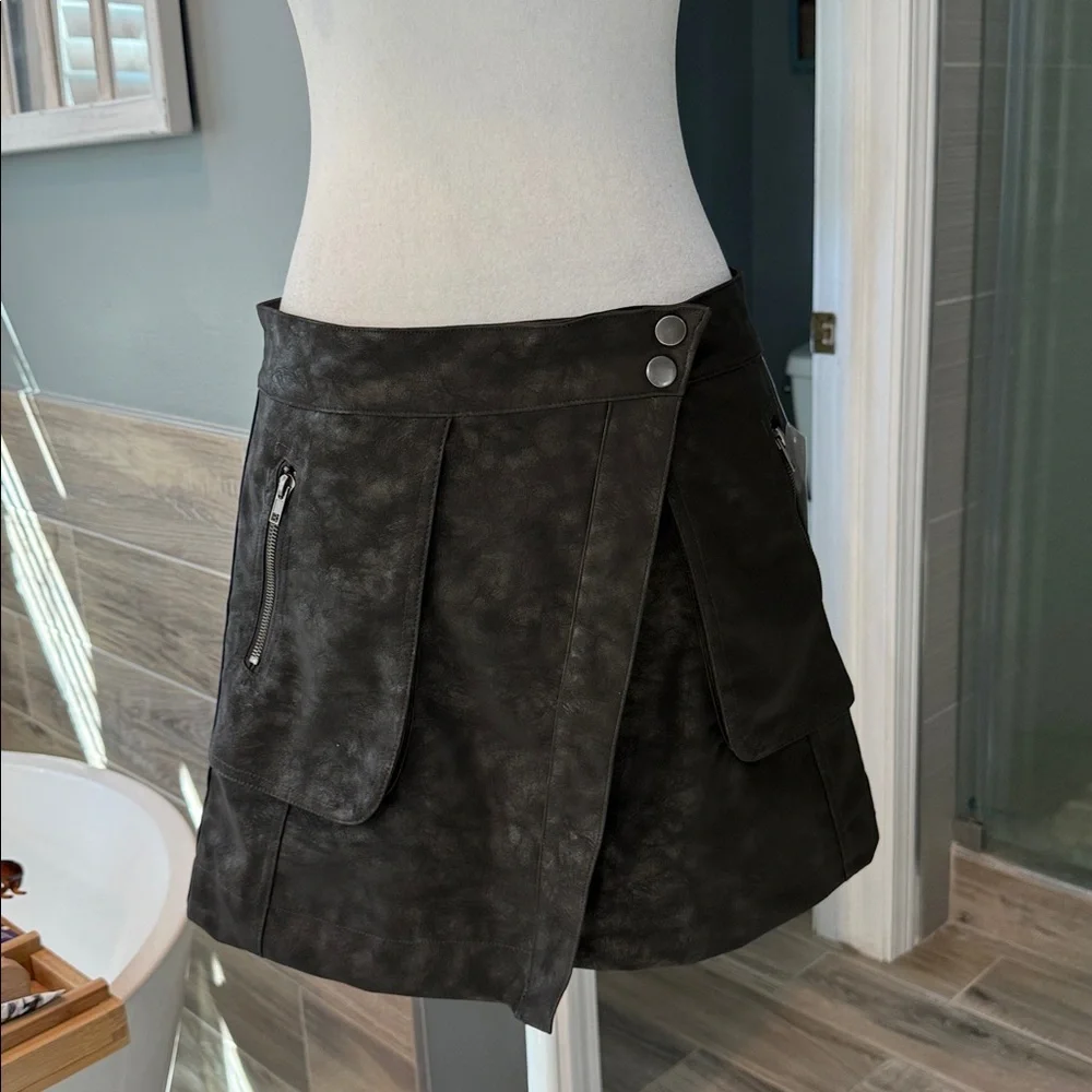 21 Saints Black Faux Leather Wrap Skirt Size‎ L Snap Front Zip Pockets NWT